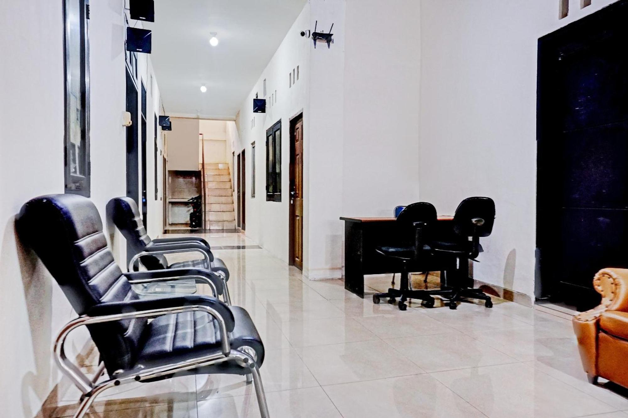 Oyo 90689 Lily House Hotel Tangerang Exterior foto